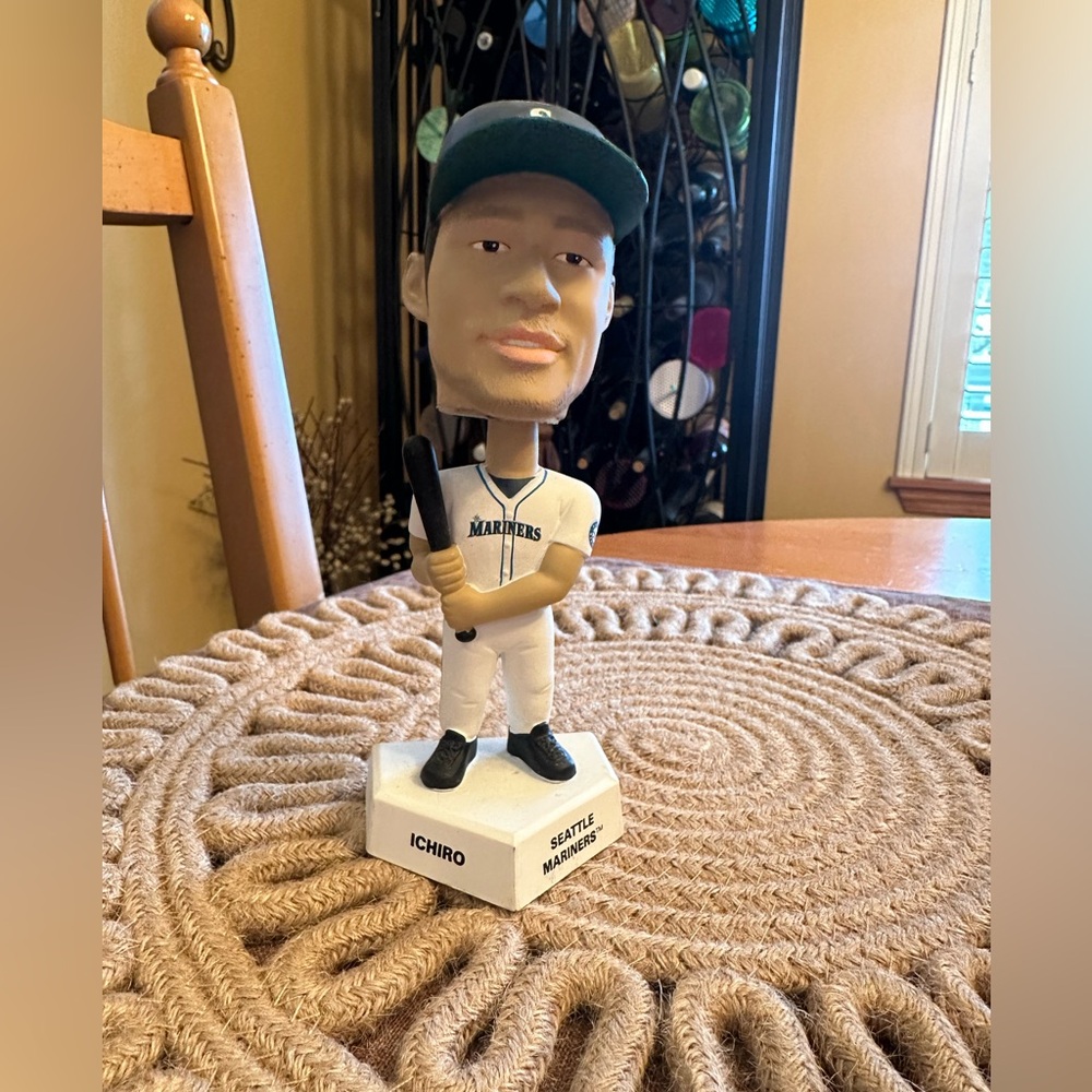 Mariners Ishiro bobble head, EUC

5 inches x 1.5 inches wide. No defects noted.